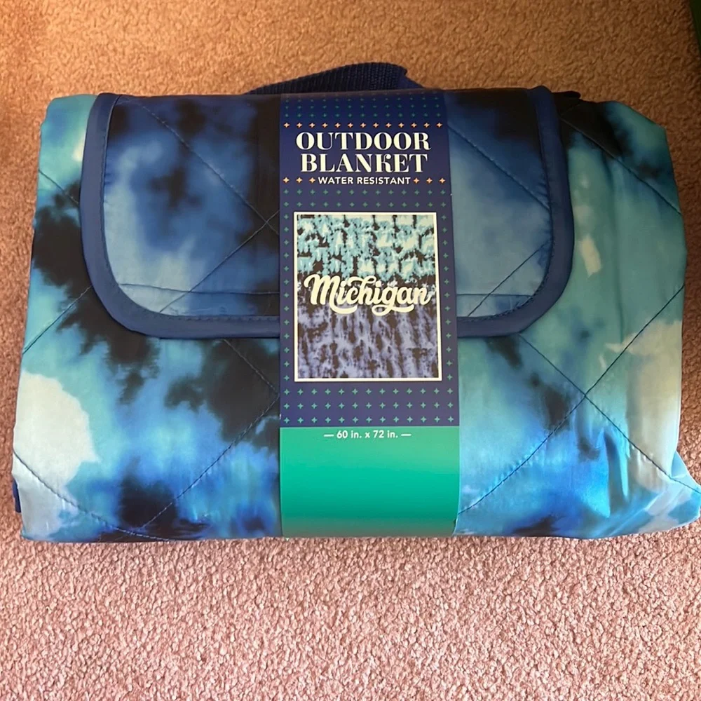 NWT Michigan Mi Tie dye blue Outdoor Blanket, Water Resistant (60in x 72in)